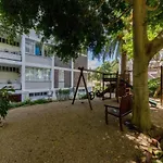 Central Urban Studio With Garden Viewswimming Pool